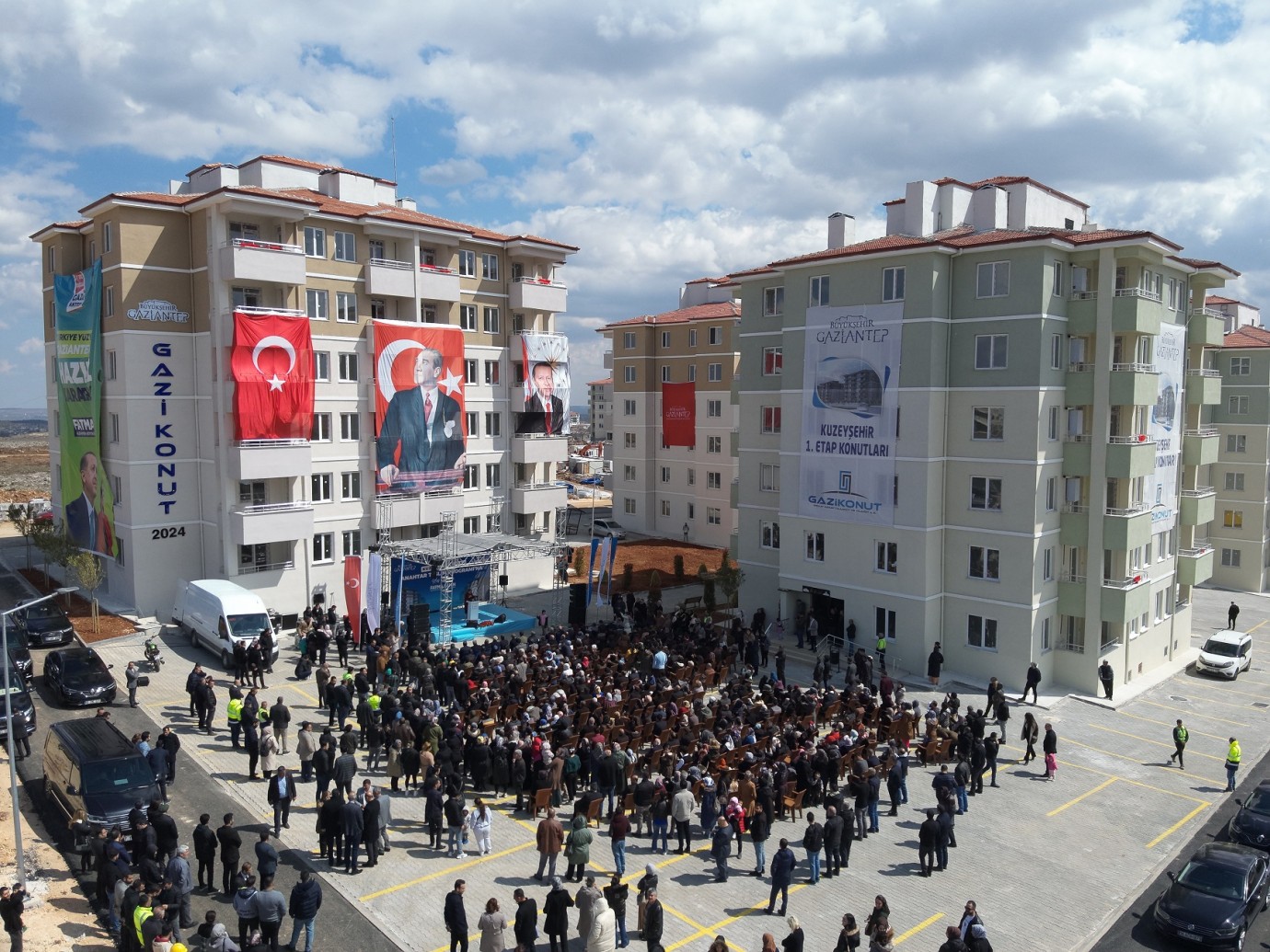 387 kişi evsahibi oldu