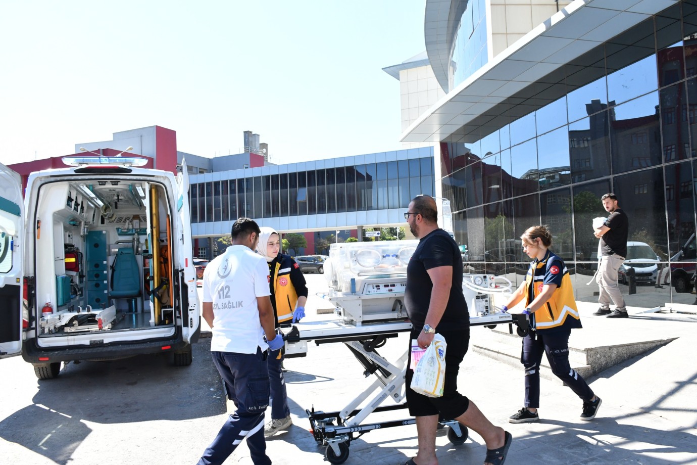 Uçak ambulans ikiz bebek için havalandı 