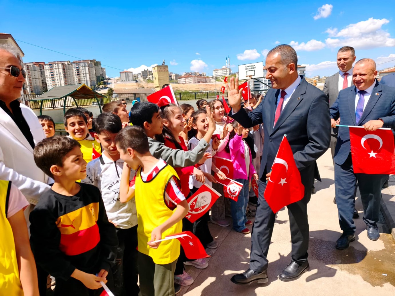 Güneş, çocuklarla sevindi