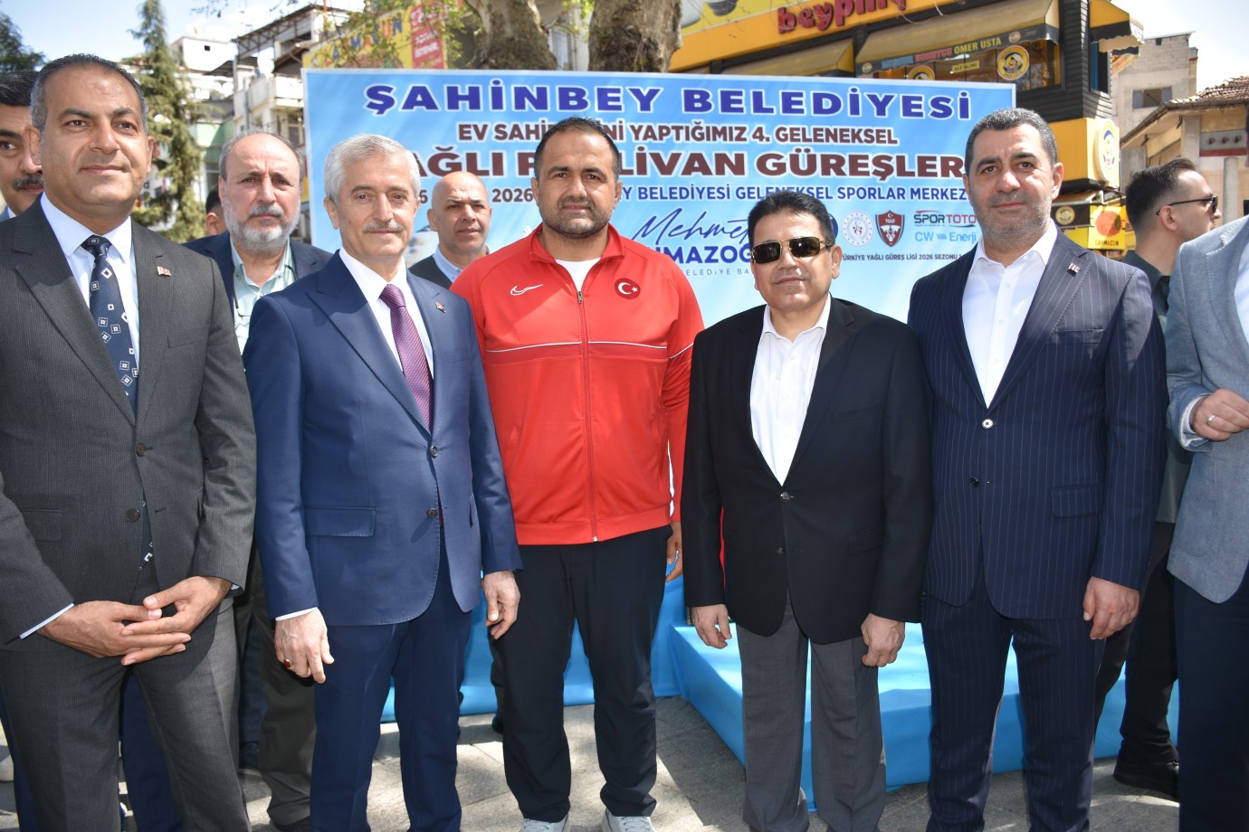 Pehlivanlarda Şahinbey'de çayıra iniyor