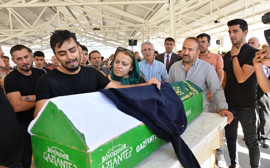 Gözyaşlarıyla uğurladı: Üşümesin!