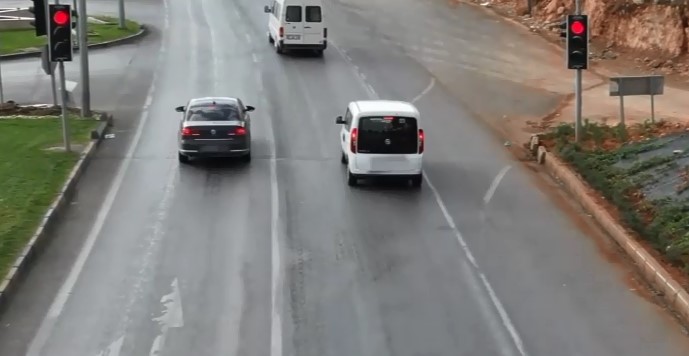 Kırmızı geçtiler, cezayı yediler