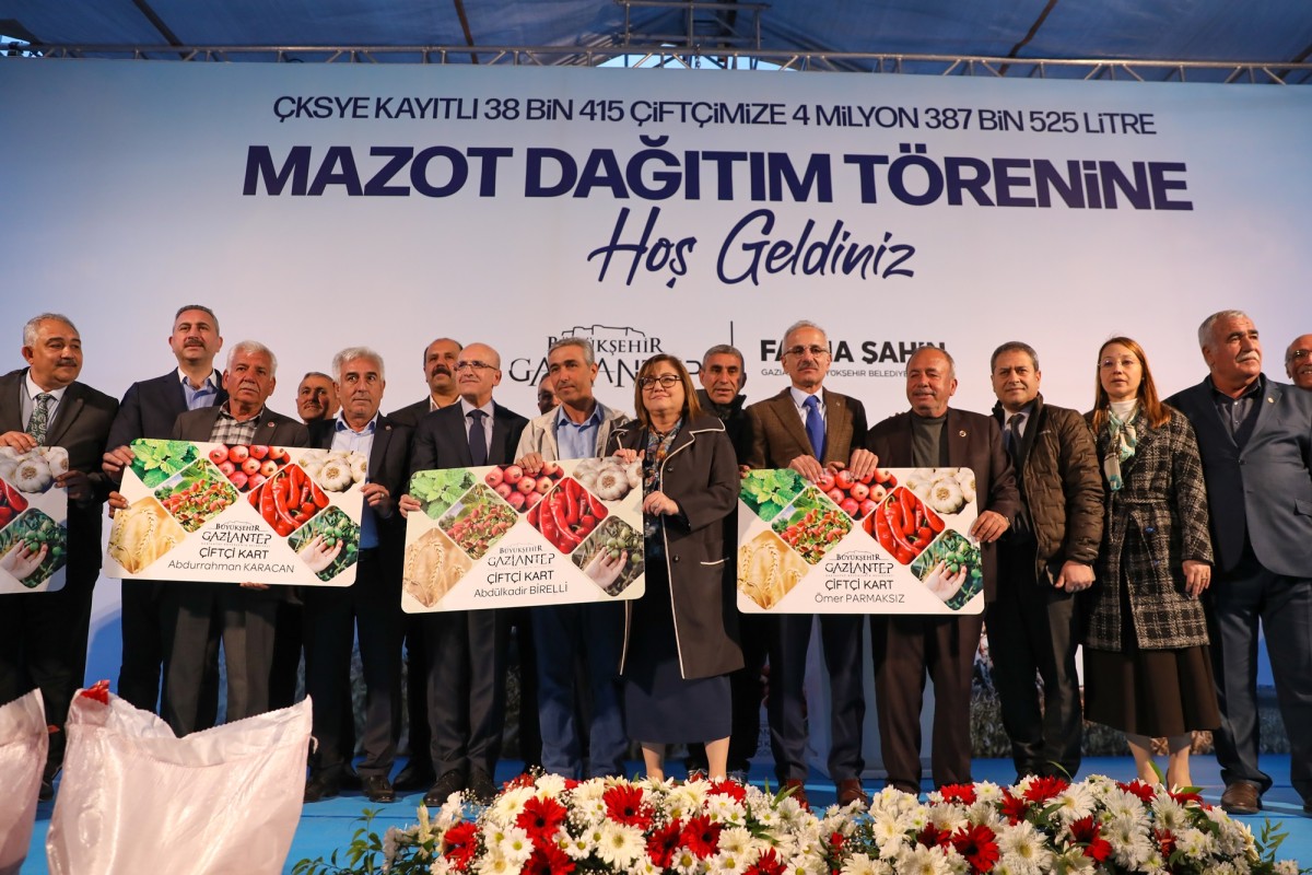 Şimşek ve Uraloğlu çiftçiye tohum dağıttı